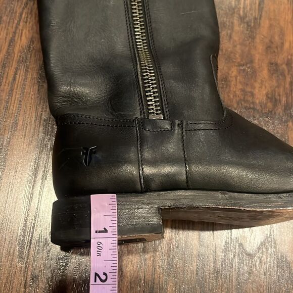 Frye Heath Boot
Black womens size 6.5 side zipper in GUC perfect for winter - Picture 9 of 10